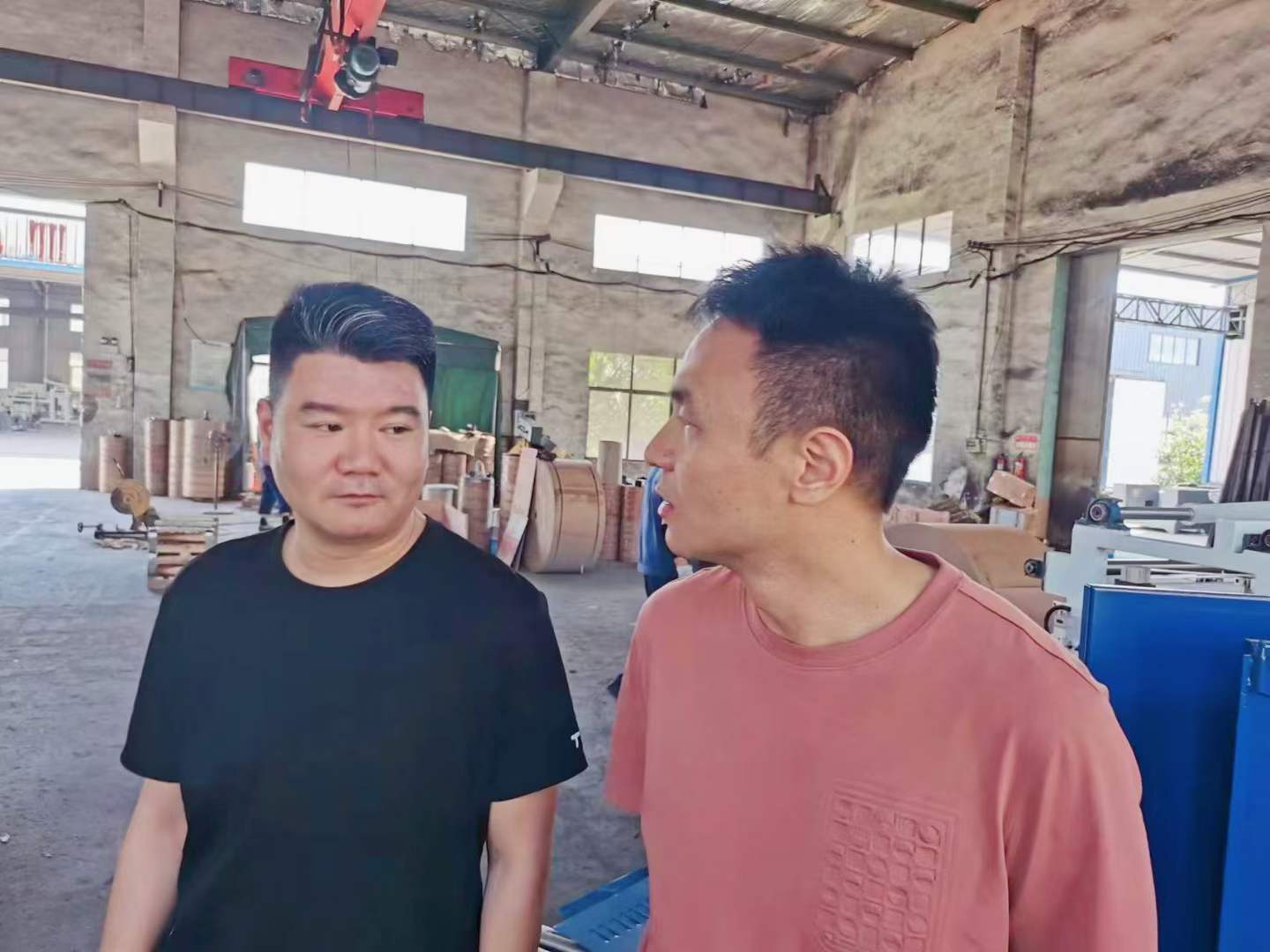 熱烈歡迎西工大趙盼博士后、教授帶領(lǐng)科研團(tuán)隊(duì)到上高縣雙新紙桶設(shè)備有限公司考察，雙方就全自動(dòng)鐵箍紙桶設(shè)備流水線的研發(fā)達(dá)成了初步的意向。